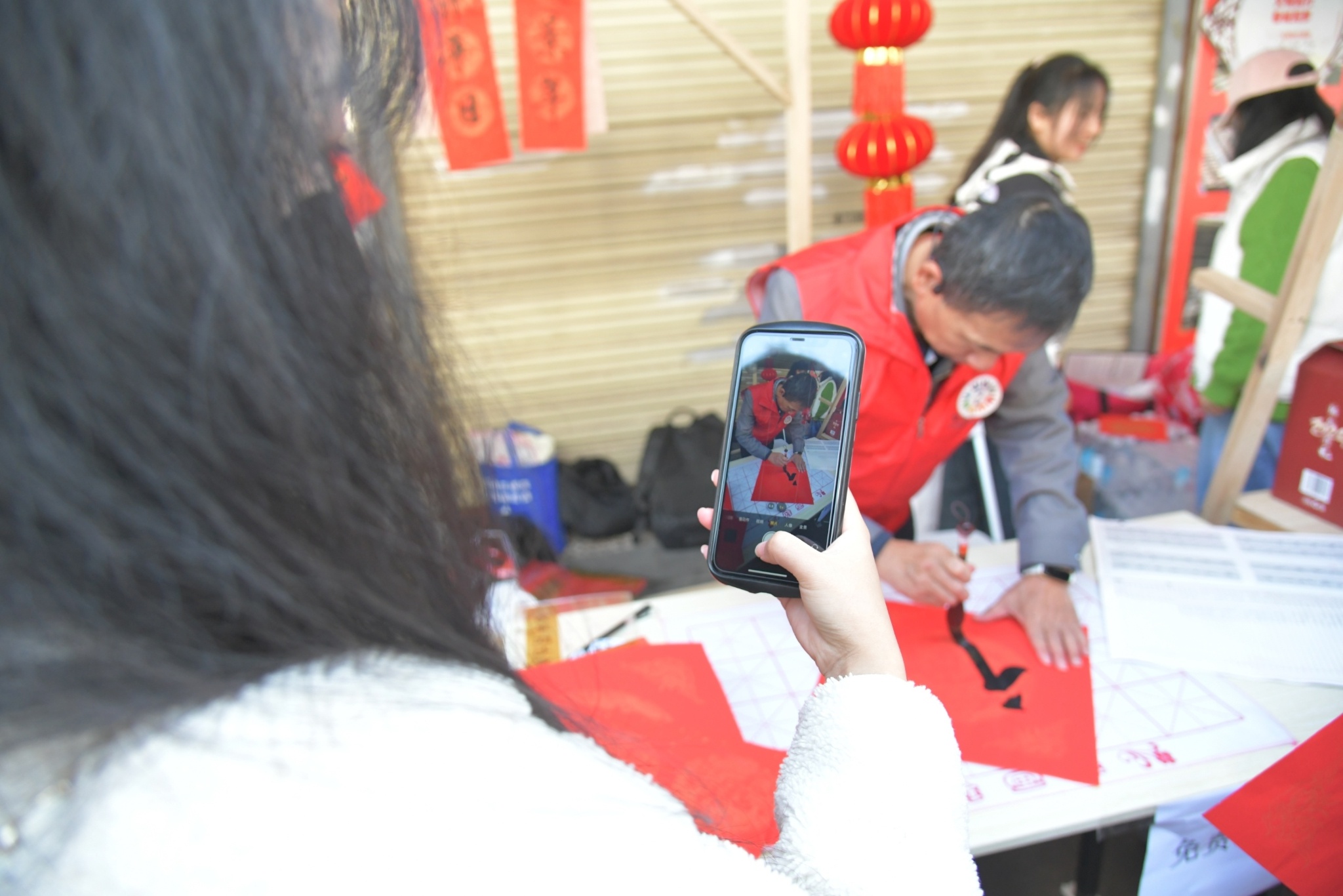 昆明书法家现场挥毫送福，春联红纸勾勒浓浓年味，你收到了吗？  第6张