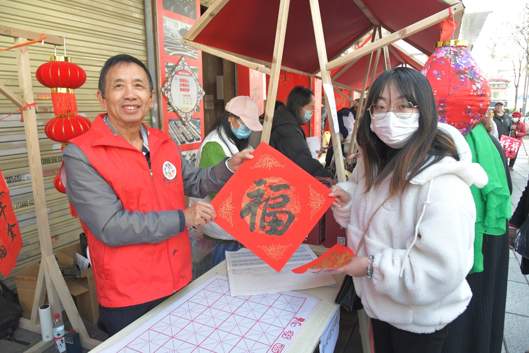 昆明书法家现场挥毫送福，春联红纸勾勒浓浓年味，你收到了吗？  第8张
