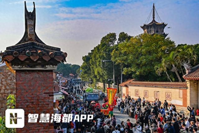 泉州古城蛇生肖IP七彩刺桐蛇隆重登场，州州掀起拍照打卡热潮  第1张