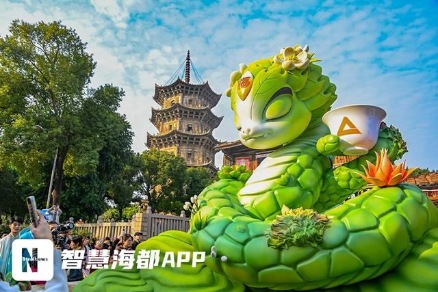 泉州古城蛇生肖IP七彩刺桐蛇隆重登场，州州掀起拍照打卡热潮  第3张