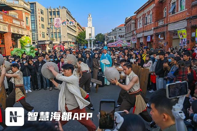 泉州古城蛇生肖IP七彩刺桐蛇隆重登场，州州掀起拍照打卡热潮  第4张