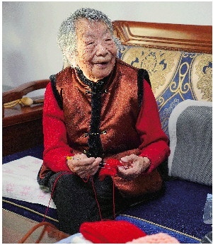 95岁彭奶奶7年织百条围巾，一针一线温暖乡村孩子的心田  第1张