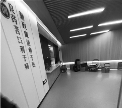 社区卫生服务中心乱象频发：垃圾堆积、乱停车、无视禁烟，你的健康谁来守护？  第1张