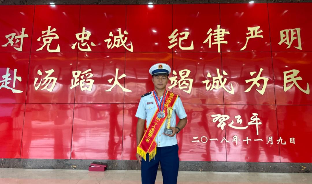 消防员严郑委：5年470次灭火战斗，300次抢险救援，460次社会救助，他是如何做到的？  第2张