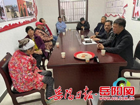 村民纠纷一触即发，群英代表如何巧妙化解？揭秘泾港村和谐背后的故事