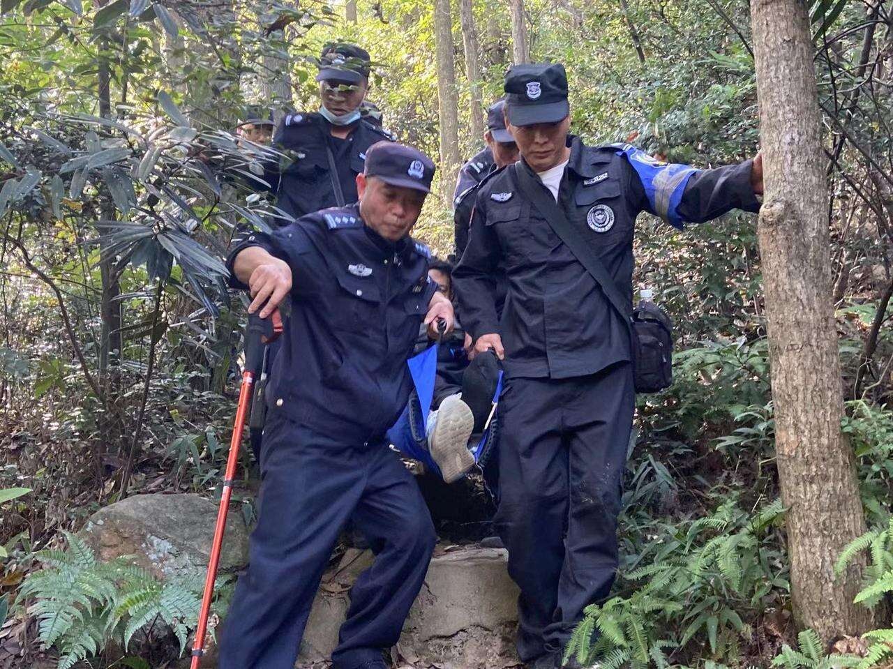 从警岁月铸忠诚,15位老民警荣休,8名新警拜师传承警魂 第6张 从警岁月铸忠诚,15位老民警荣休,8名新警拜师传承警魂 第6张