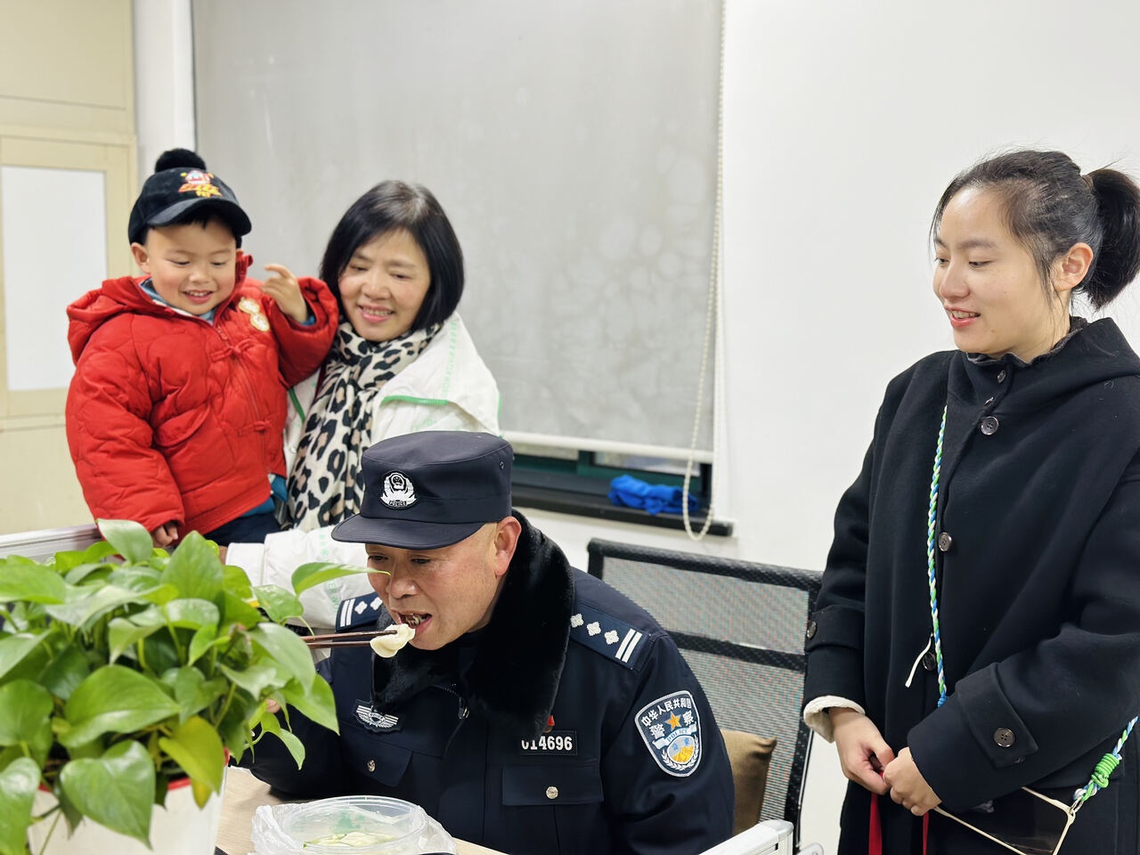 从警岁月铸忠诚,15位老民警荣休,8名新警拜师传承警魂 第8张 从警岁月铸忠诚,15位老民警荣休,8名新警拜师传承警魂 第8张