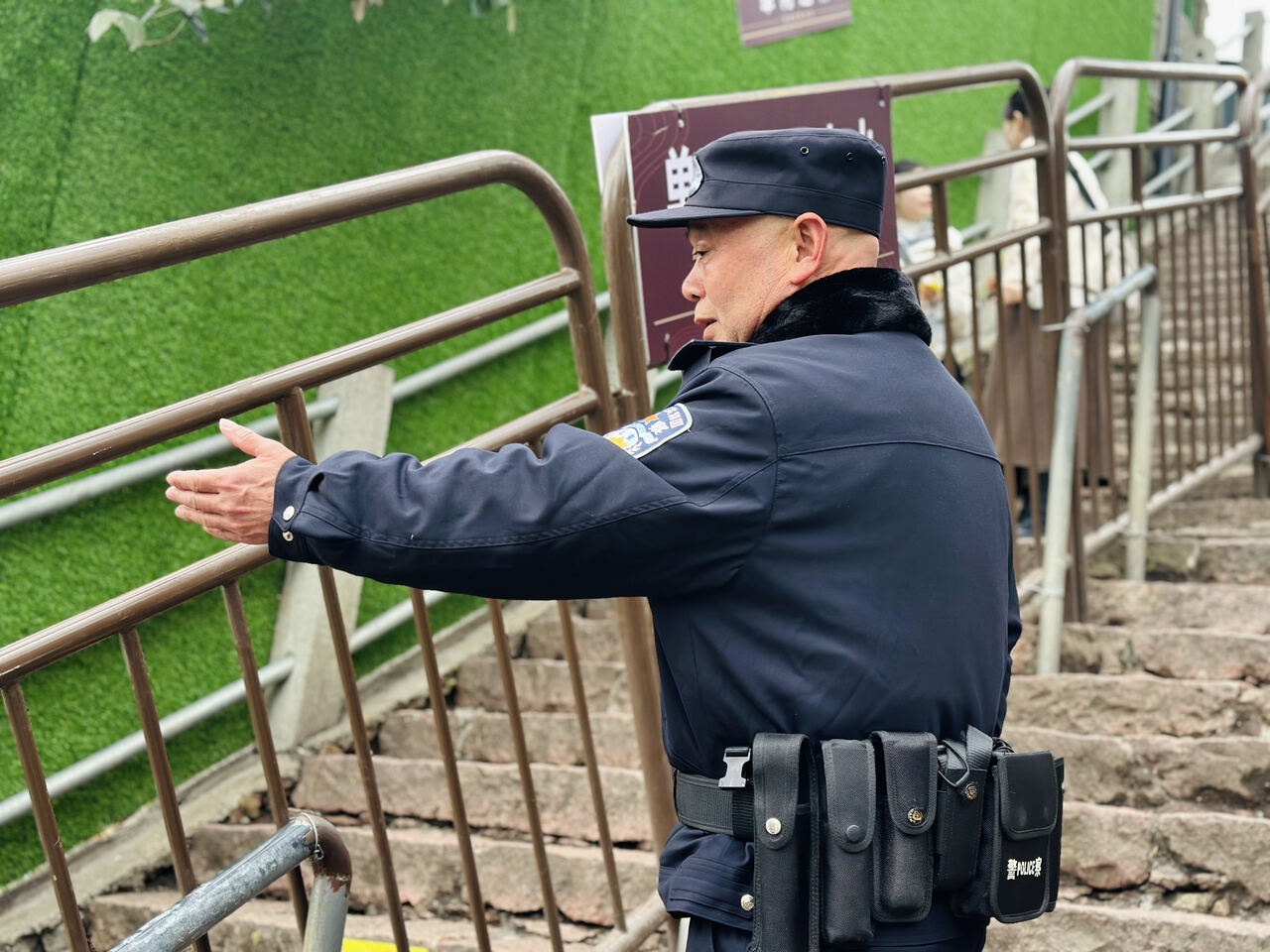 从警岁月铸忠诚,15位老民警荣休,8名新警拜师传承警魂 第9张 从警岁月铸忠诚,15位老民警荣休,8名新警拜师传承警魂 第9张