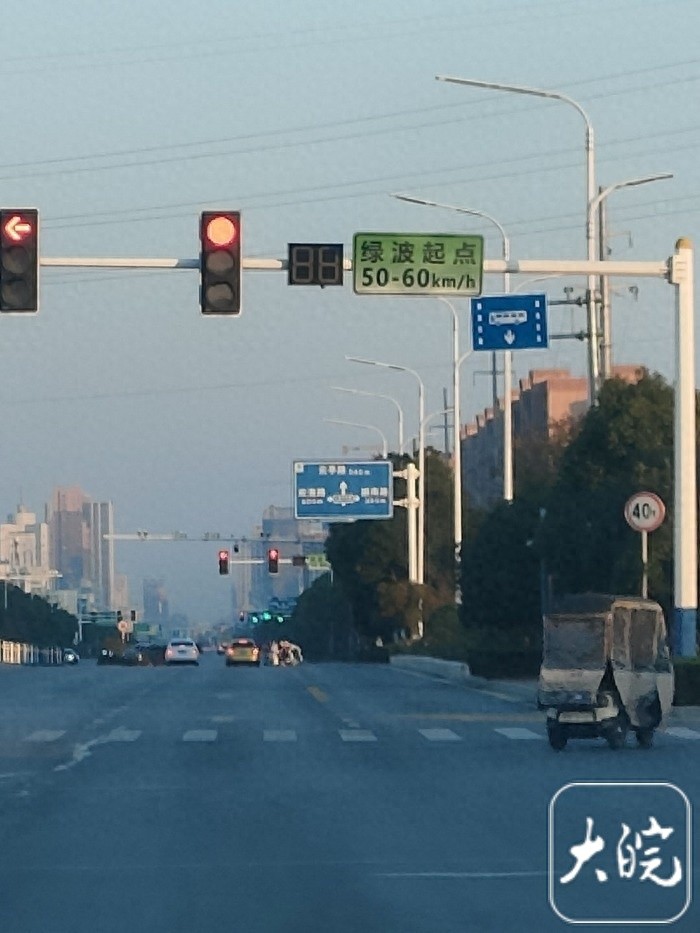 阜阳交警打造绿波路段，9个路口一路绿灯，你的上班路从此不再堵