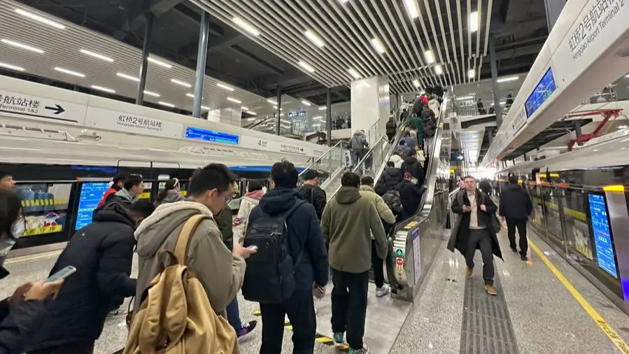 上海机场联络线开通首日，虹桥T2站大排长队，7000人次尝鲜体验
