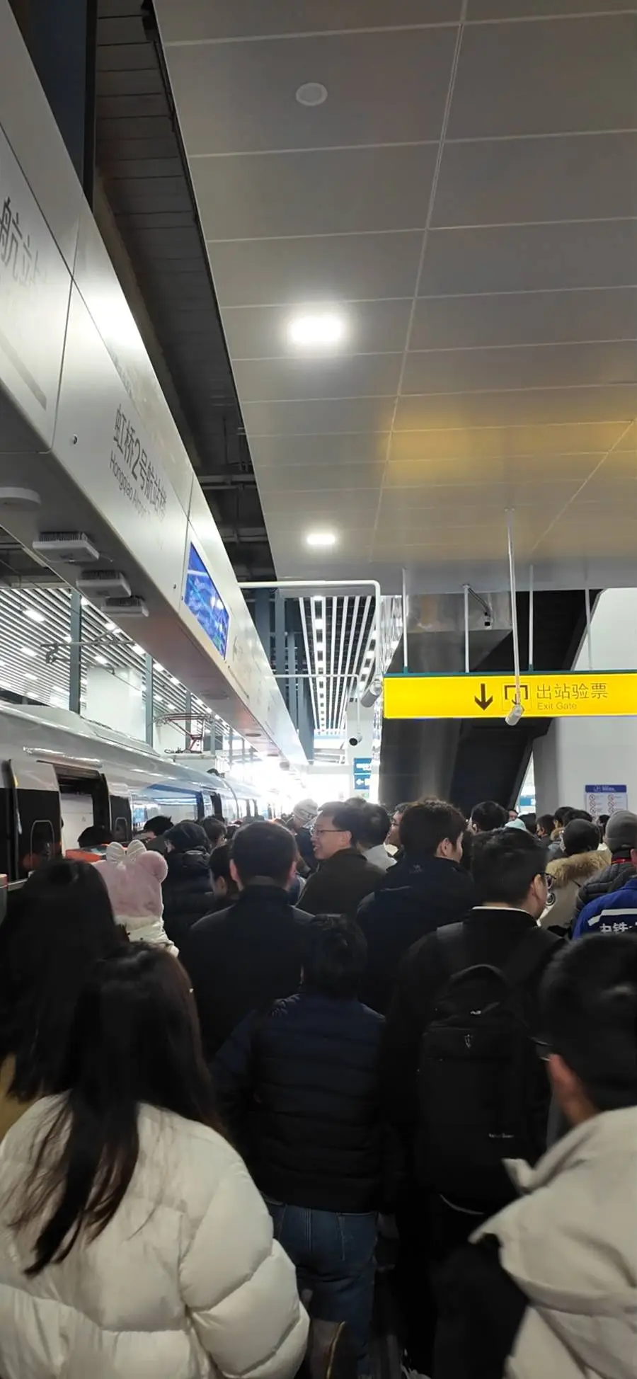 上海机场联络线开通首日，虹桥T2站大排长队，7000人次尝鲜体验  第2张