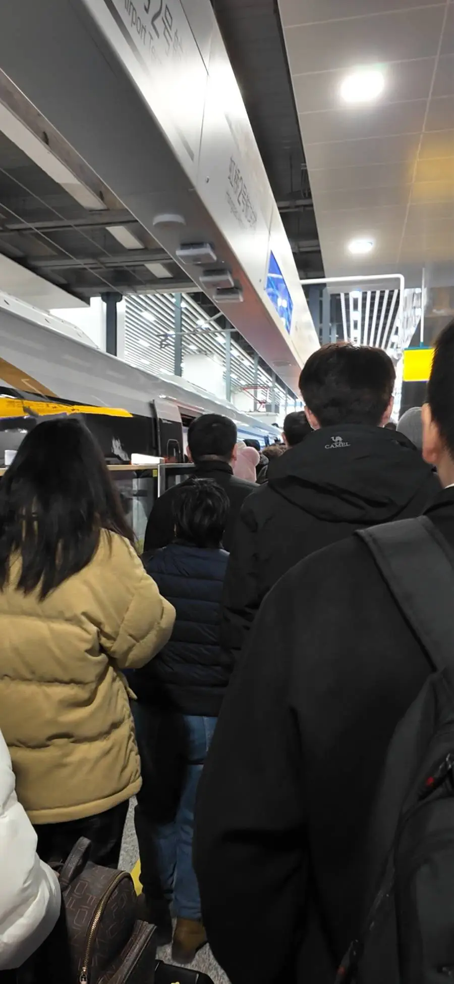 上海机场联络线开通首日，虹桥T2站大排长队，7000人次尝鲜体验  第3张