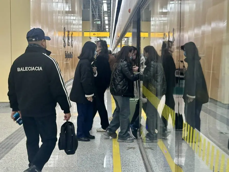 上海机场联络线开通首日，虹桥T2站大排长队，7000人次尝鲜体验  第4张