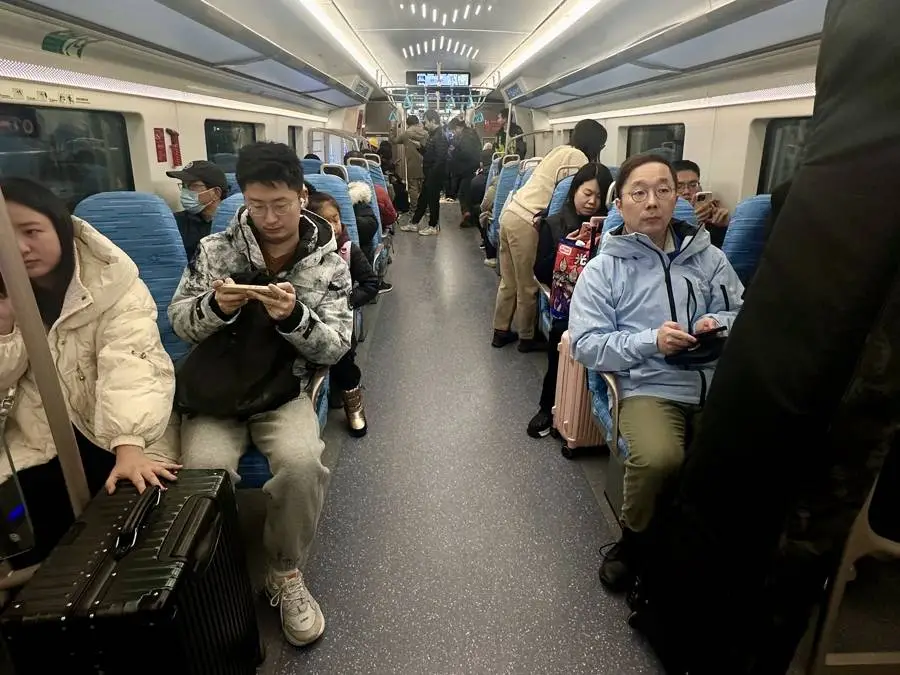 上海机场联络线开通首日，虹桥T2站大排长队，7000人次尝鲜体验  第5张