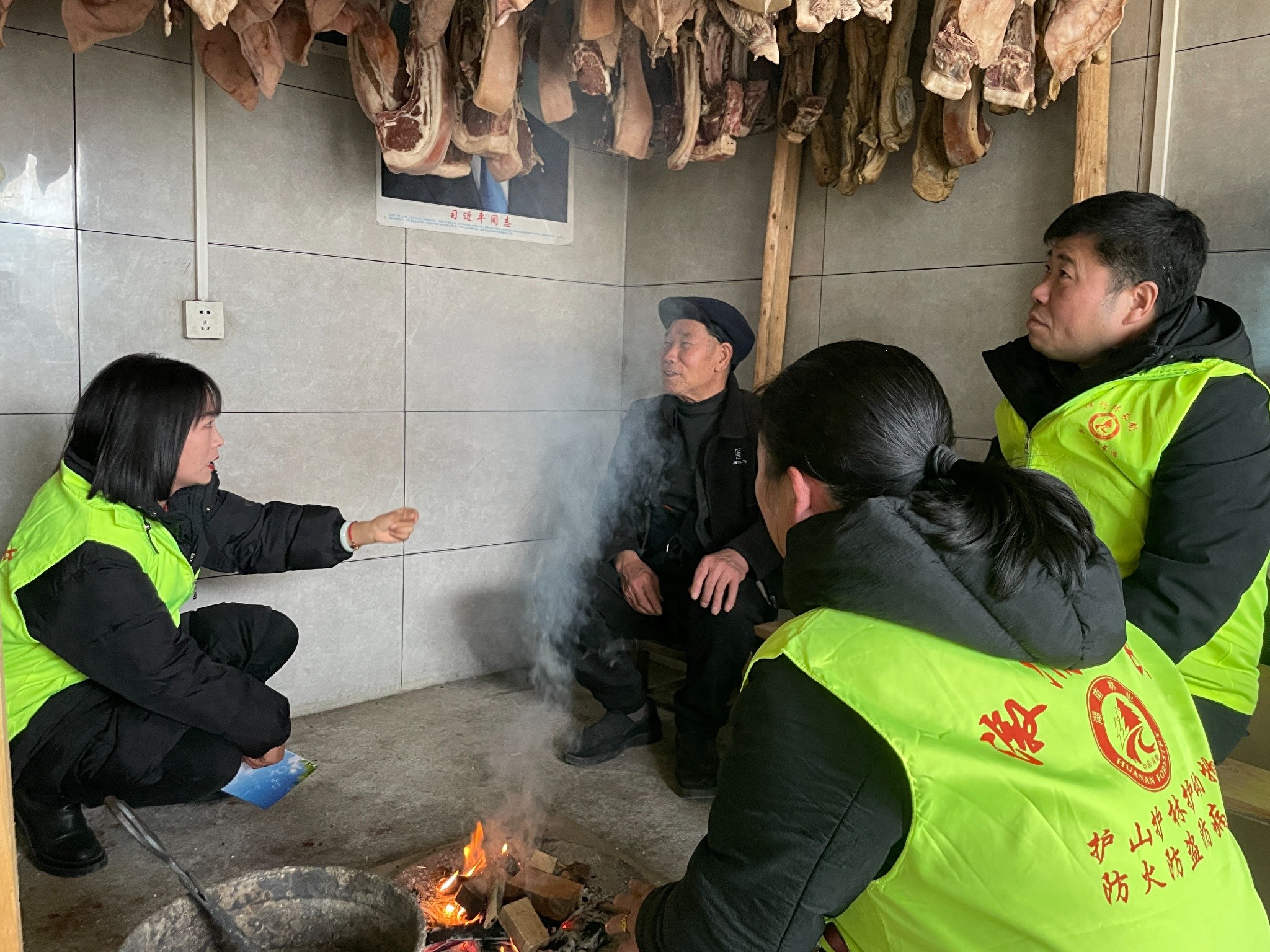 溆浦县民间林长元旦巡山防火，守护乡村安全与环保的温暖行动  第1张