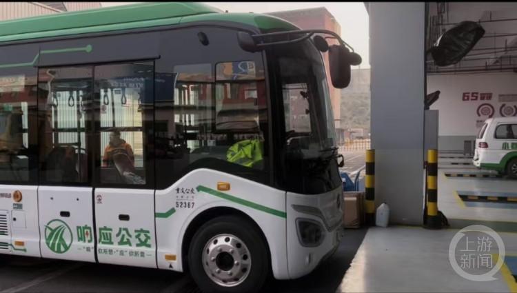 重庆市民惊喜发现：公交车焕新升级，16辆新能源纯电车投入运营，出行更灵活高效  第2张