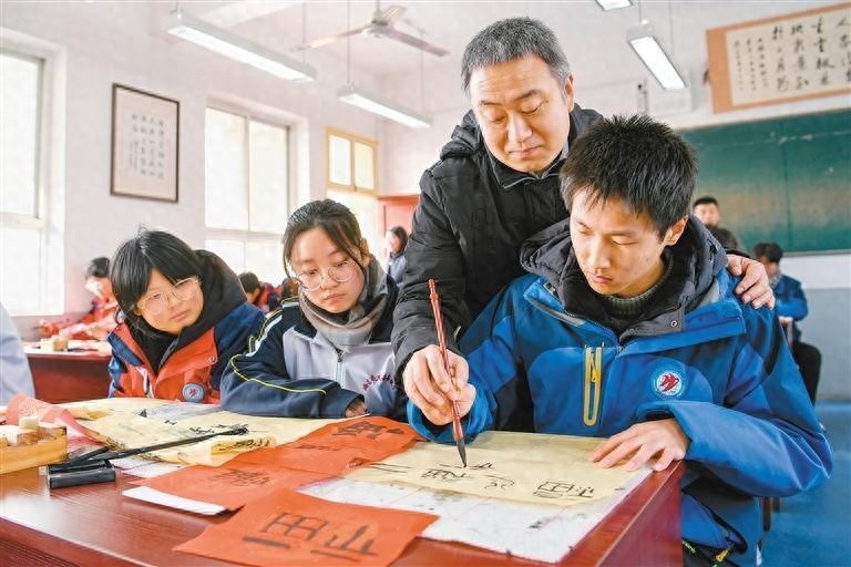 庆安高级中学名师亲授书法篆刻，鄠邑区第二中学学生收获满满  第1张