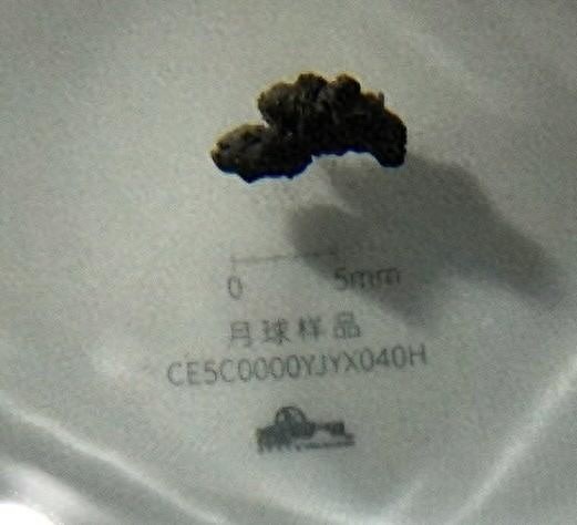 嫦娥五号月球样品首次公开！0.6克月球土特产揭开月球水的神秘面纱