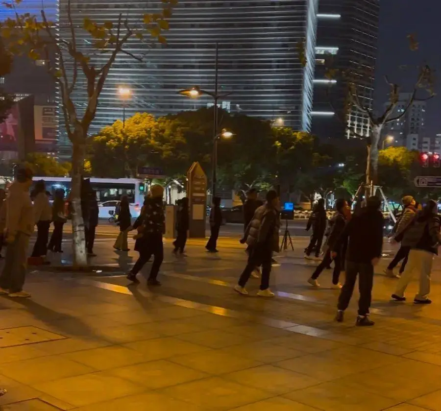 浦东新区乳山路惊现300米长舞池，每晚5支舞蹈队同场竞技，你见过吗？  第2张