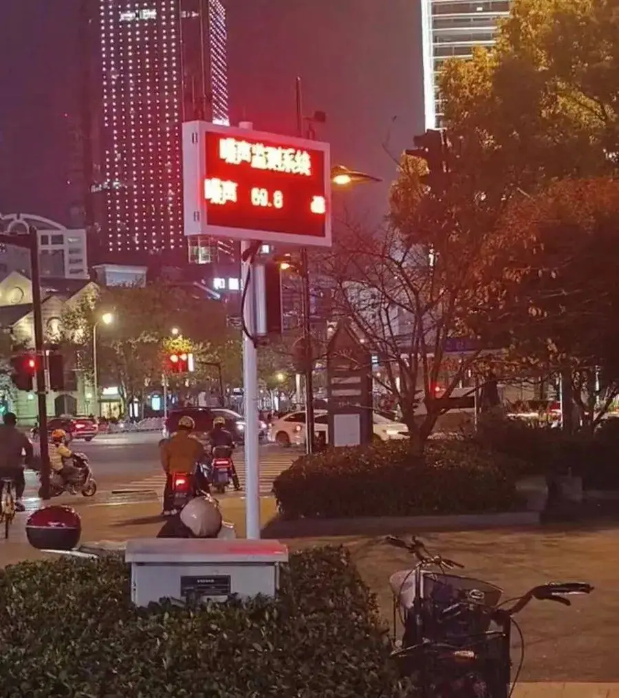 浦东新区乳山路惊现300米长舞池，每晚5支舞蹈队同场竞技，你见过吗？  第3张