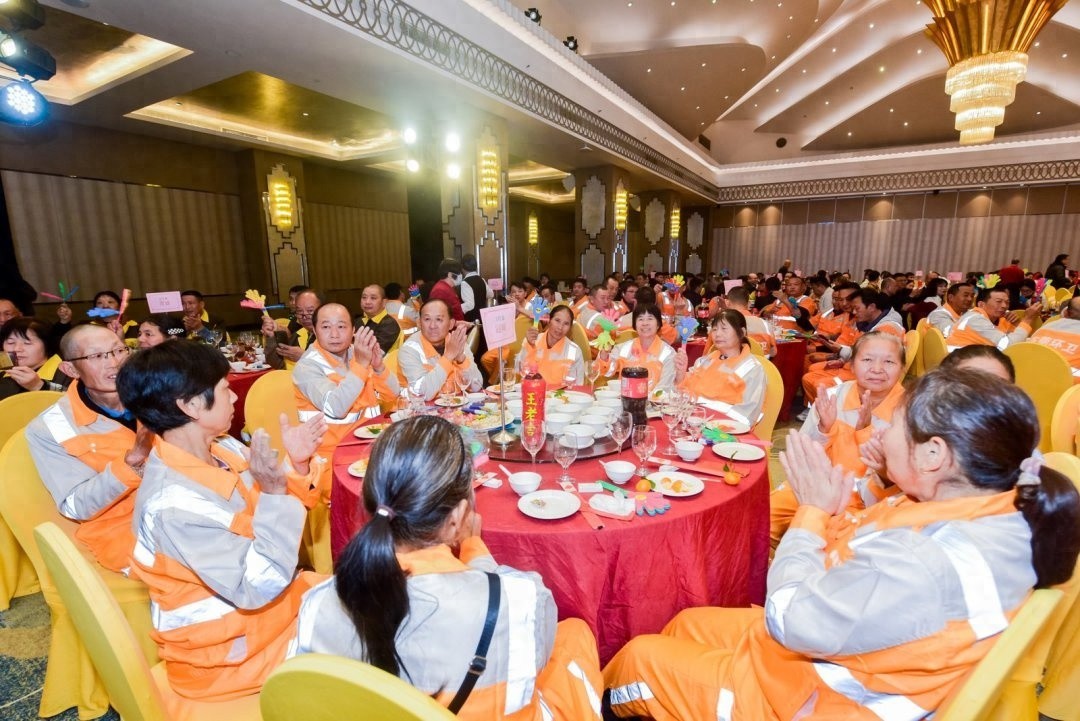 东莞环卫工人年终文艺汇演：清歌妙舞共绘绿色家园，110名优秀代表共襄盛举