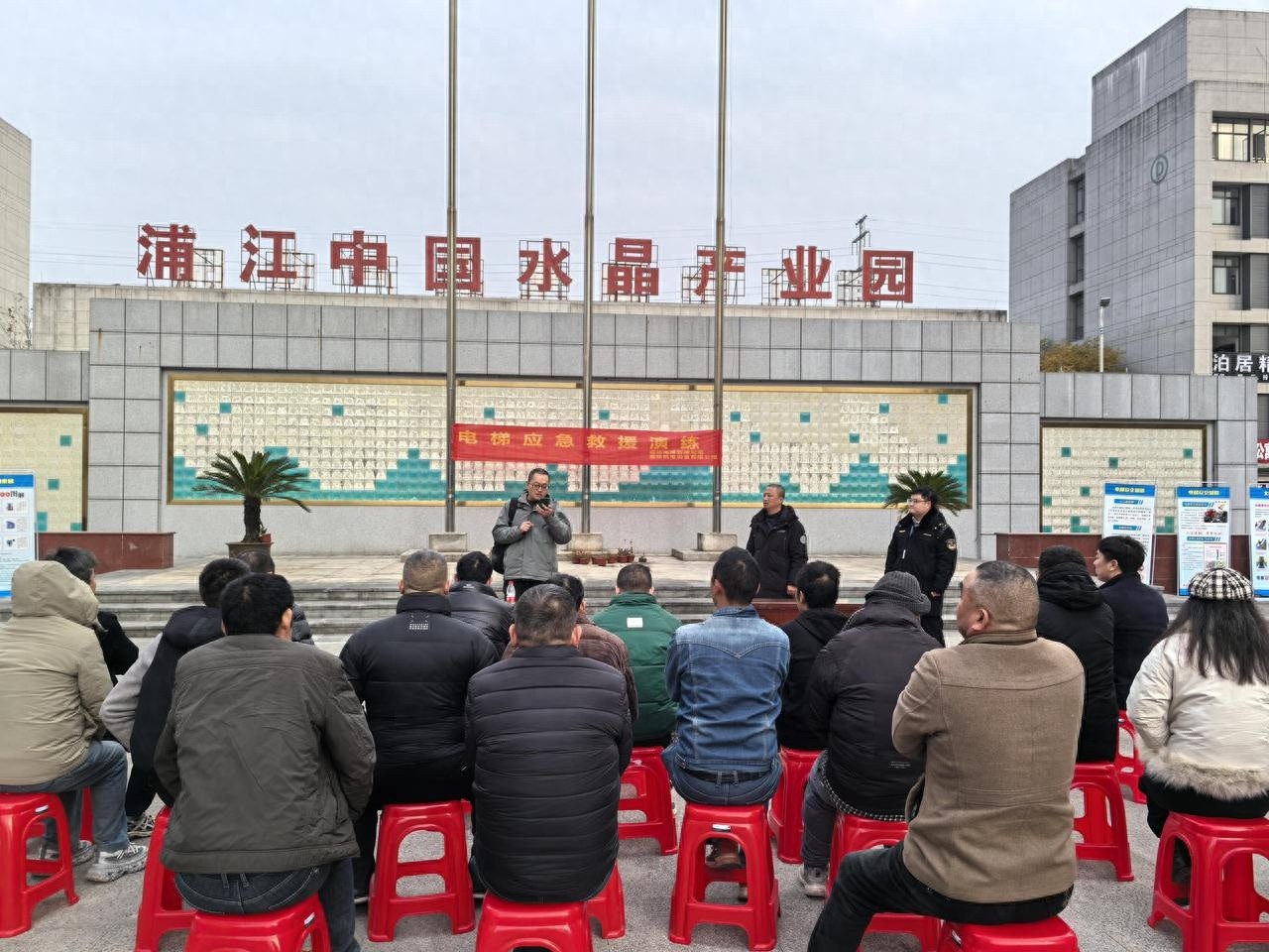 浦江县市场监管局开展电梯应急演练，教你如何安全乘梯，关键时刻能救命  第1张