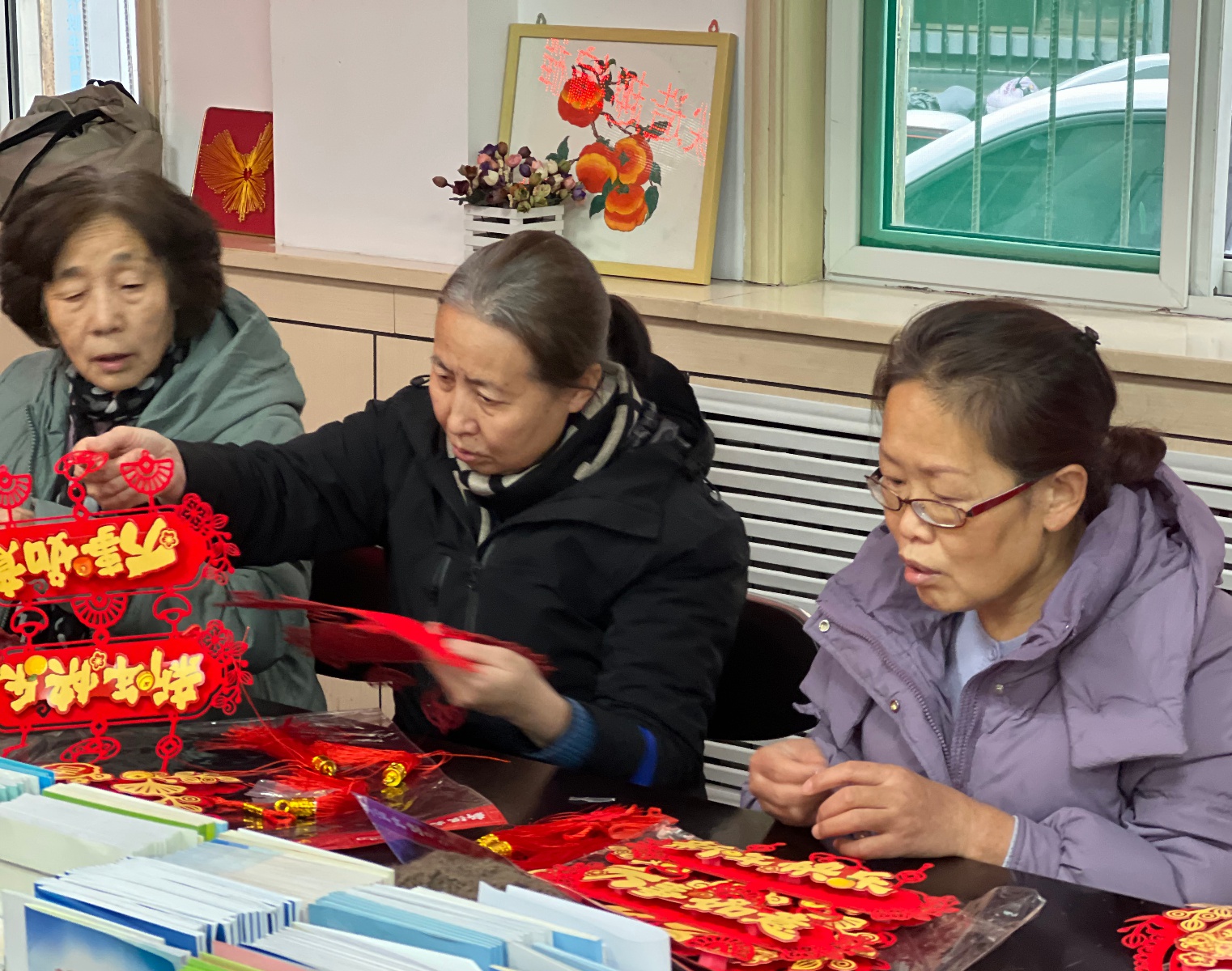 太原铁匠巷社区：指尖编福挂，喜气洋洋迎新年，2025年万事如意  第3张