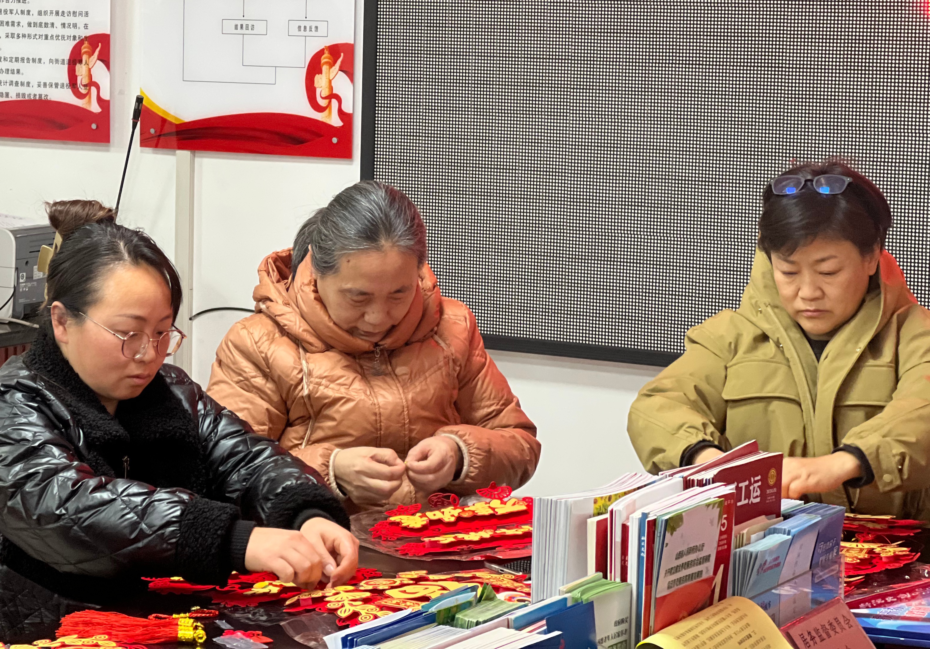 太原铁匠巷社区：指尖编福挂，喜气洋洋迎新年，2025年万事如意  第4张