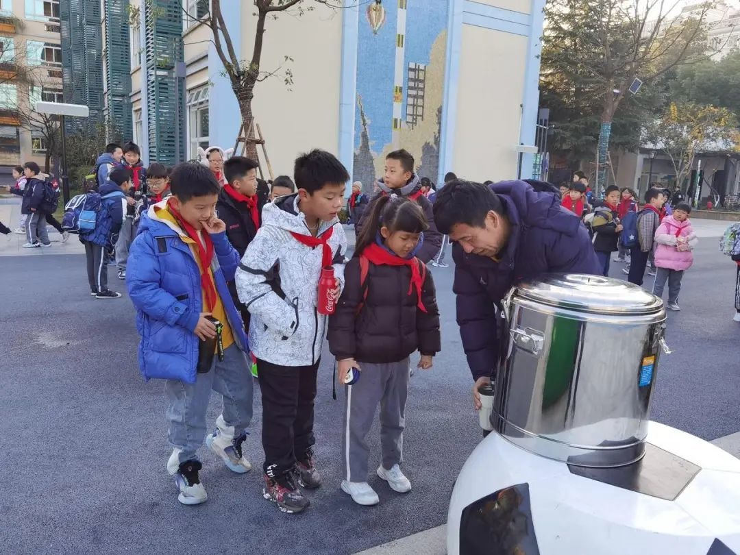 杭州星洲小学新年特别礼物：甘蔗象征吉祥甜蜜，孩子们乐不可支扛回家  第4张