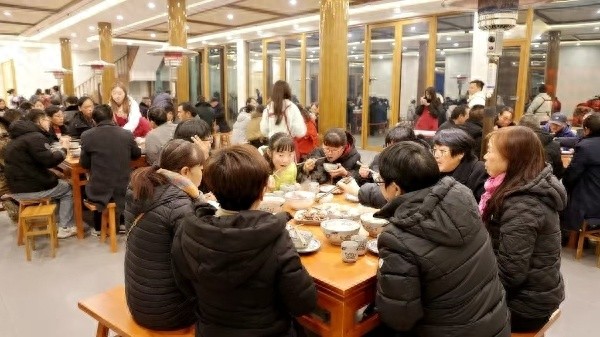 曲靖宣威杀猪饭：冬日里的幸福盛宴，比冰雪王国更热闹  第1张