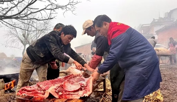曲靖宣威杀猪饭：冬日里的幸福盛宴，比冰雪王国更热闹  第2张