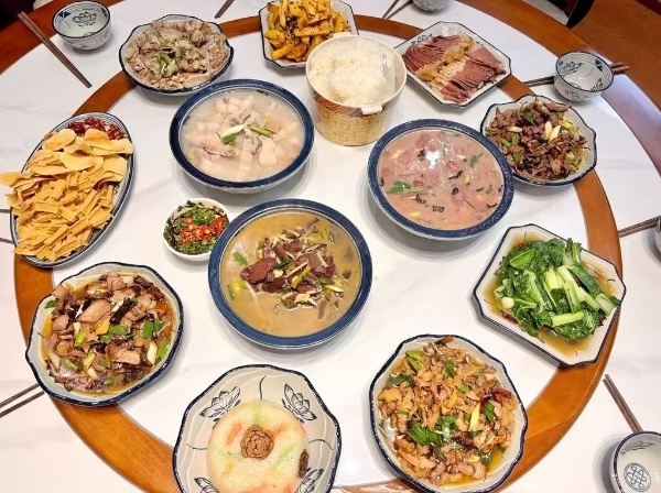 曲靖宣威杀猪饭：冬日里的幸福盛宴，比冰雪王国更热闹  第5张