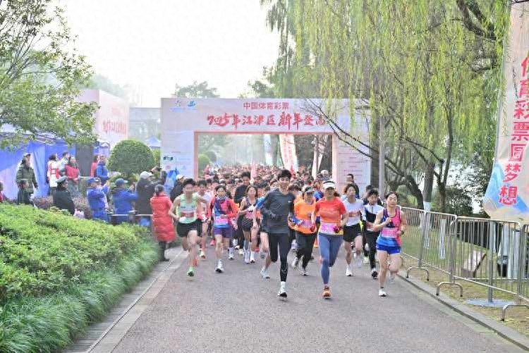 600余名运动爱好者齐聚江津鼎山公园，用登高健身迎接2025新年的到来