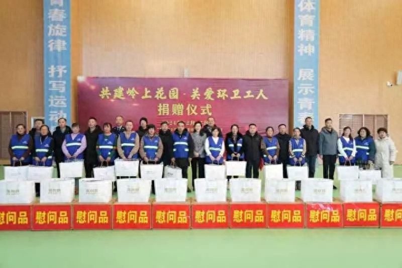 寒冬中的温暖：政府为环卫工人发放羽绒服，他们的笑容为何如此灿烂？