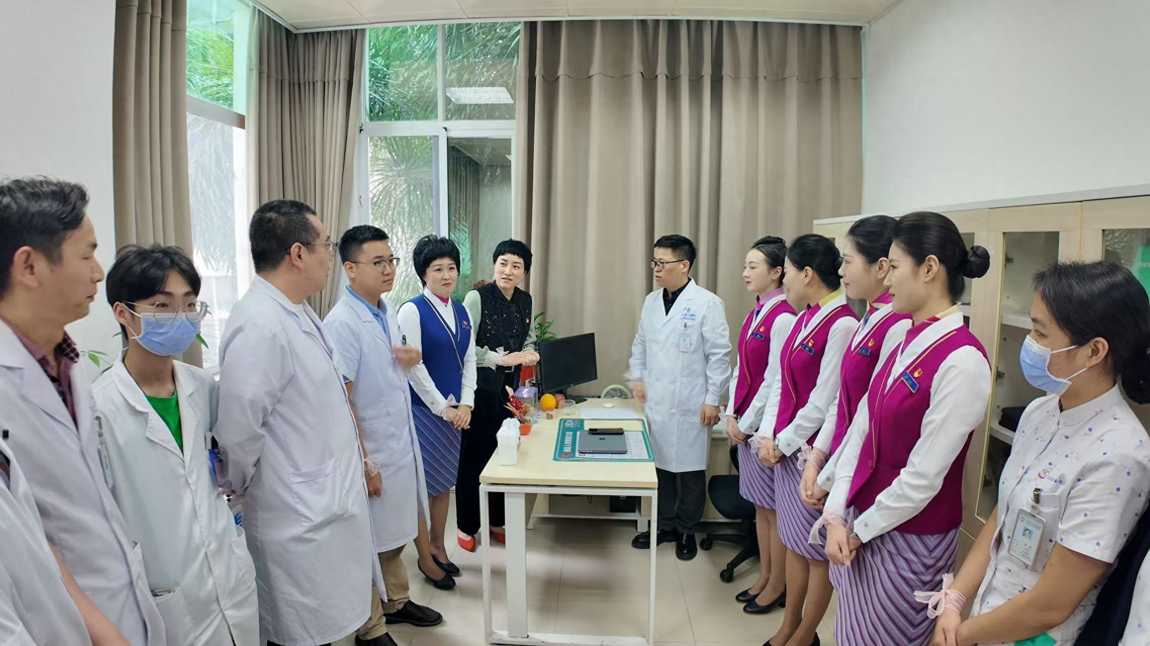 三亚市人民医院举办粉红丝带活动，南航海南分公司工会为女职工健康保驾护航  第1张