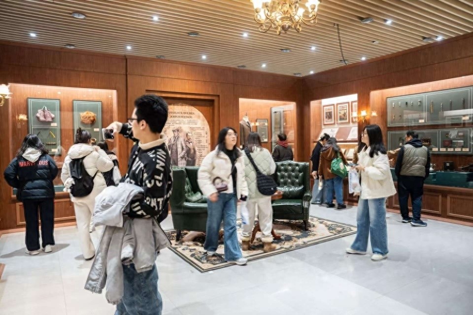 重返贝克街：沉浸式福尔摩斯探案体验展引爆成都，外籍蓉漂青年成热门NPC
