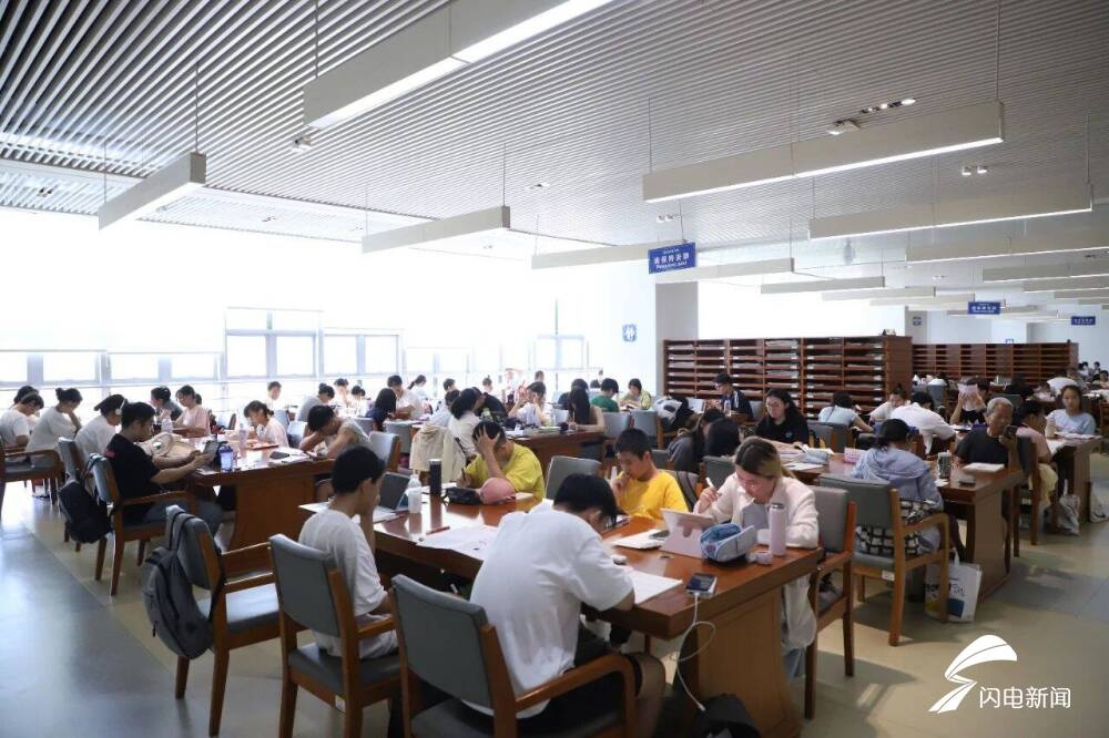 日照市图书馆九周年庆典：1028万册图书借阅背后的文化力量  第4张