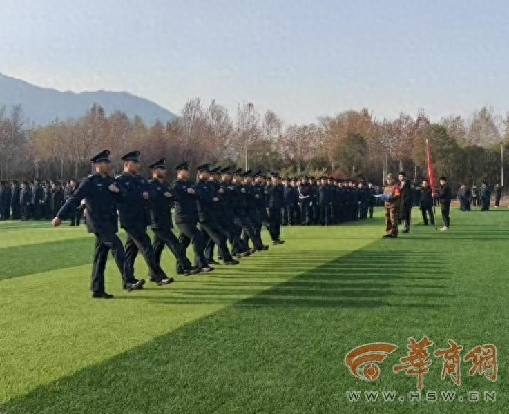 西安市公安局举办2024年度警保联勤联动集中应急处突演练，1000余名保安员参与，全面提升保安队伍综合素质  第1张