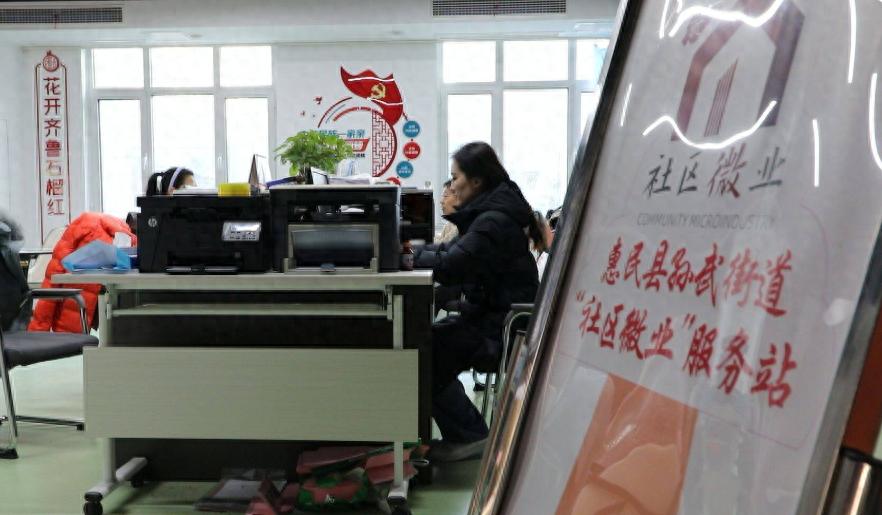 72岁老人为何在纺织车间找到人生新乐趣？揭秘惠民县乡村就业工厂的温暖故事  第1张