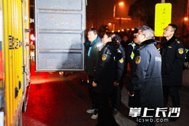 长沙深夜联合执法行动：38名执法人员彻夜排查140余台车辆，烟花爆竹非法运输零发现  第1张