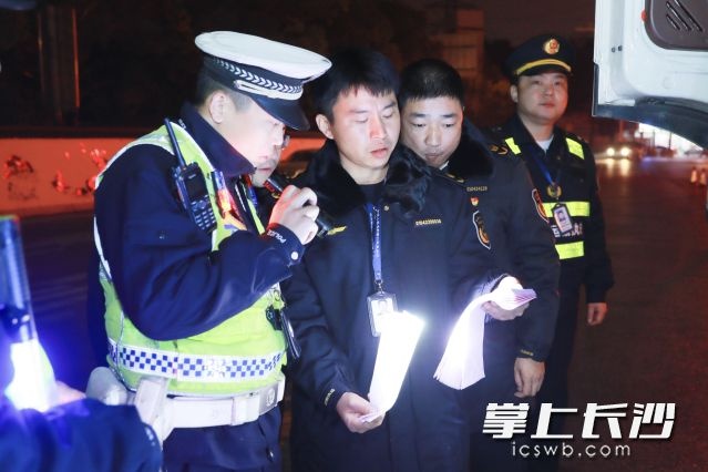 长沙深夜联合执法行动：38名执法人员彻夜排查140余台车辆，烟花爆竹非法运输零发现  第2张