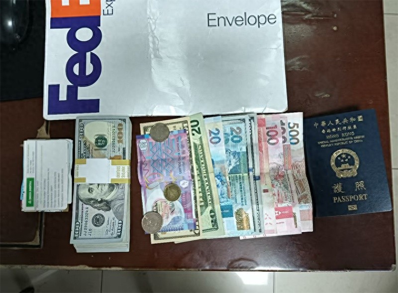 旅客大意遗失数万元背包，客运值班员刘菁几经周折终寻回