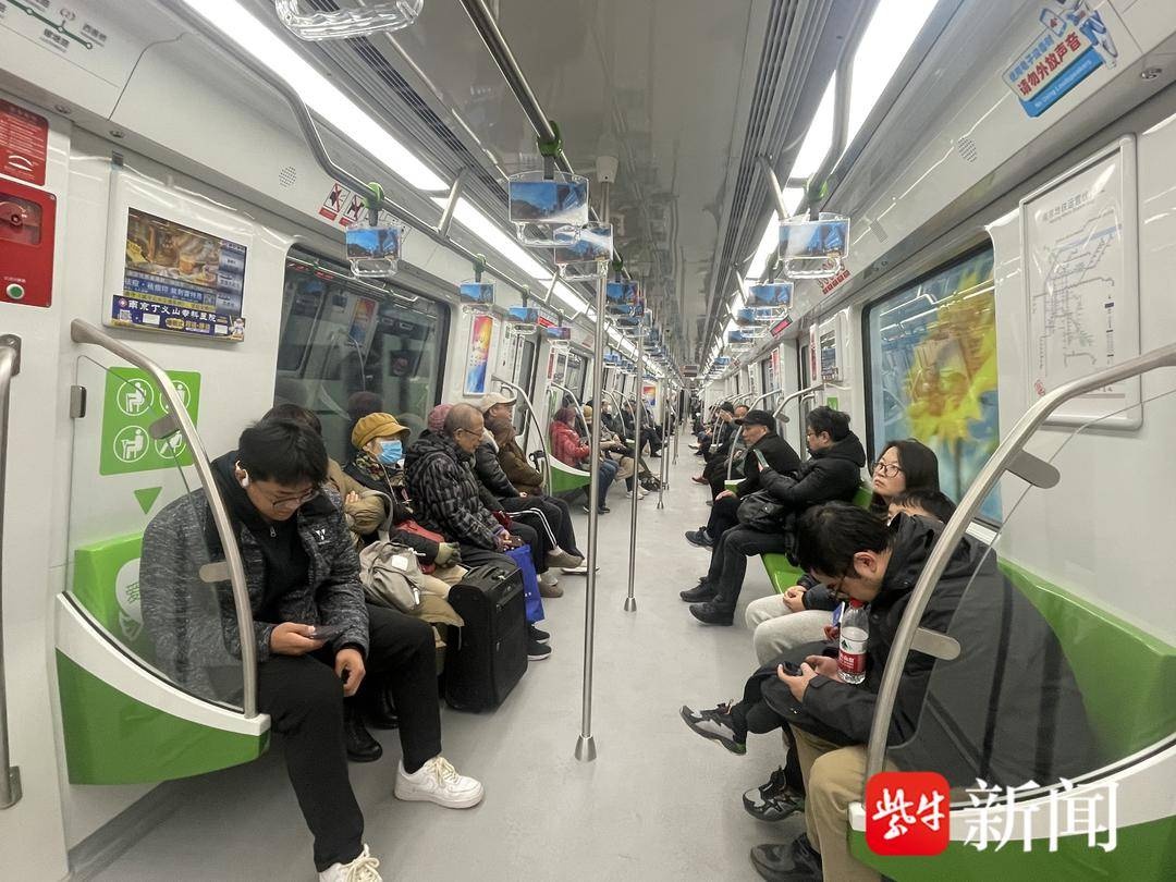 南京地铁7号线全线贯通，市民排队尝鲜，首日座无虚席  第4张