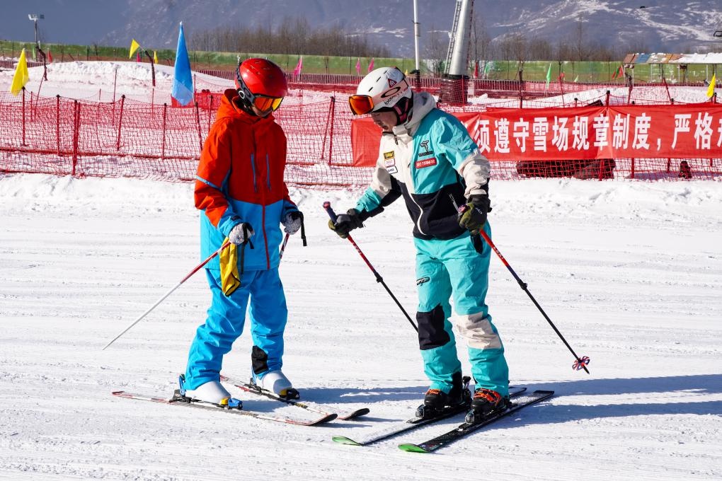 从火炕窝冬到滑雪狂欢：贾庆村民如何颠覆传统，迎接冰雪新生活？  第3张