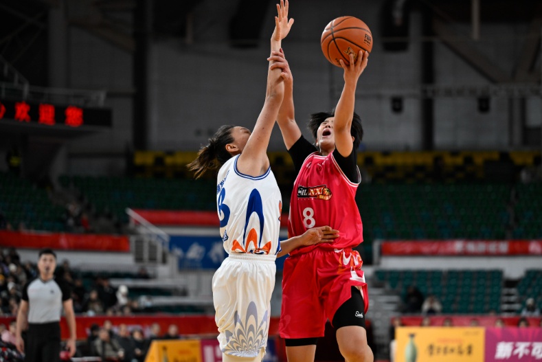 山西女篮主场首败！外援缺席内线吃紧，上海队强势逆袭，比分差距惊人  第2张