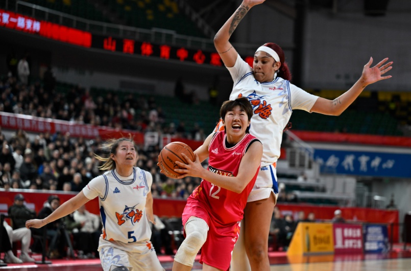 山西女篮主场首败！外援缺席内线吃紧，上海队强势逆袭，比分差距惊人  第3张