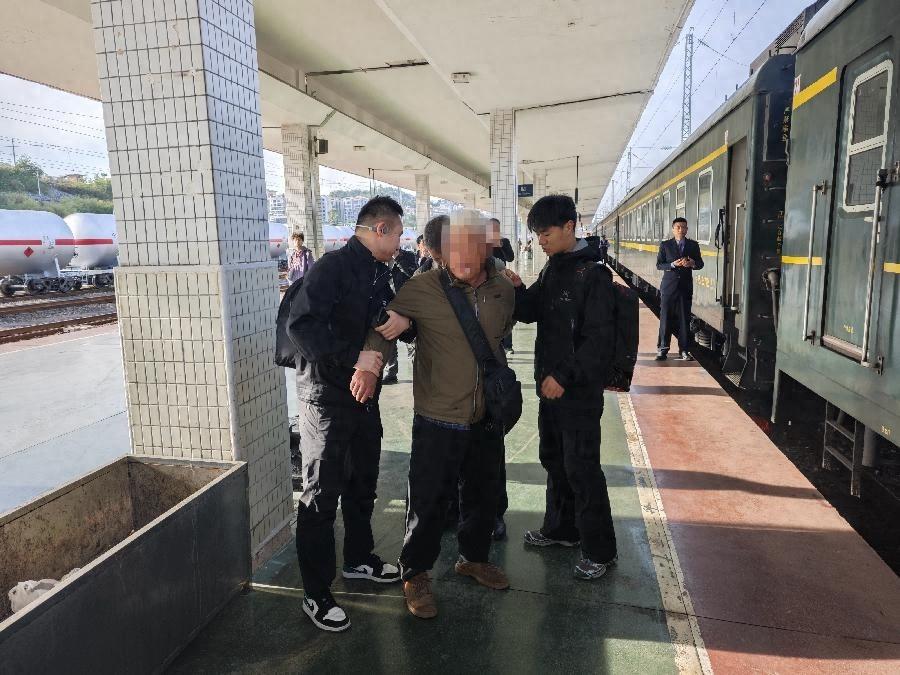 逃犯脱逃 29 年，竟在列车上被警方一举抓获  第1张