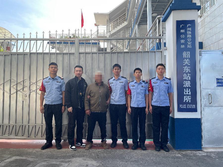 逃犯脱逃 29 年，竟在列车上被警方一举抓获  第2张