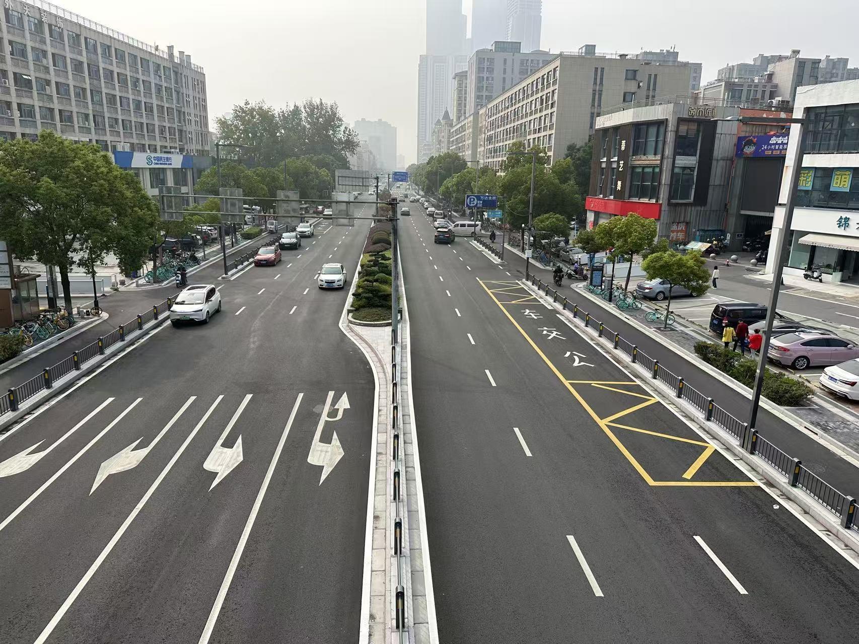 人行道抬高，乱停乱放缓解，云锦路整治一新，市民出行环境大改善  第2张