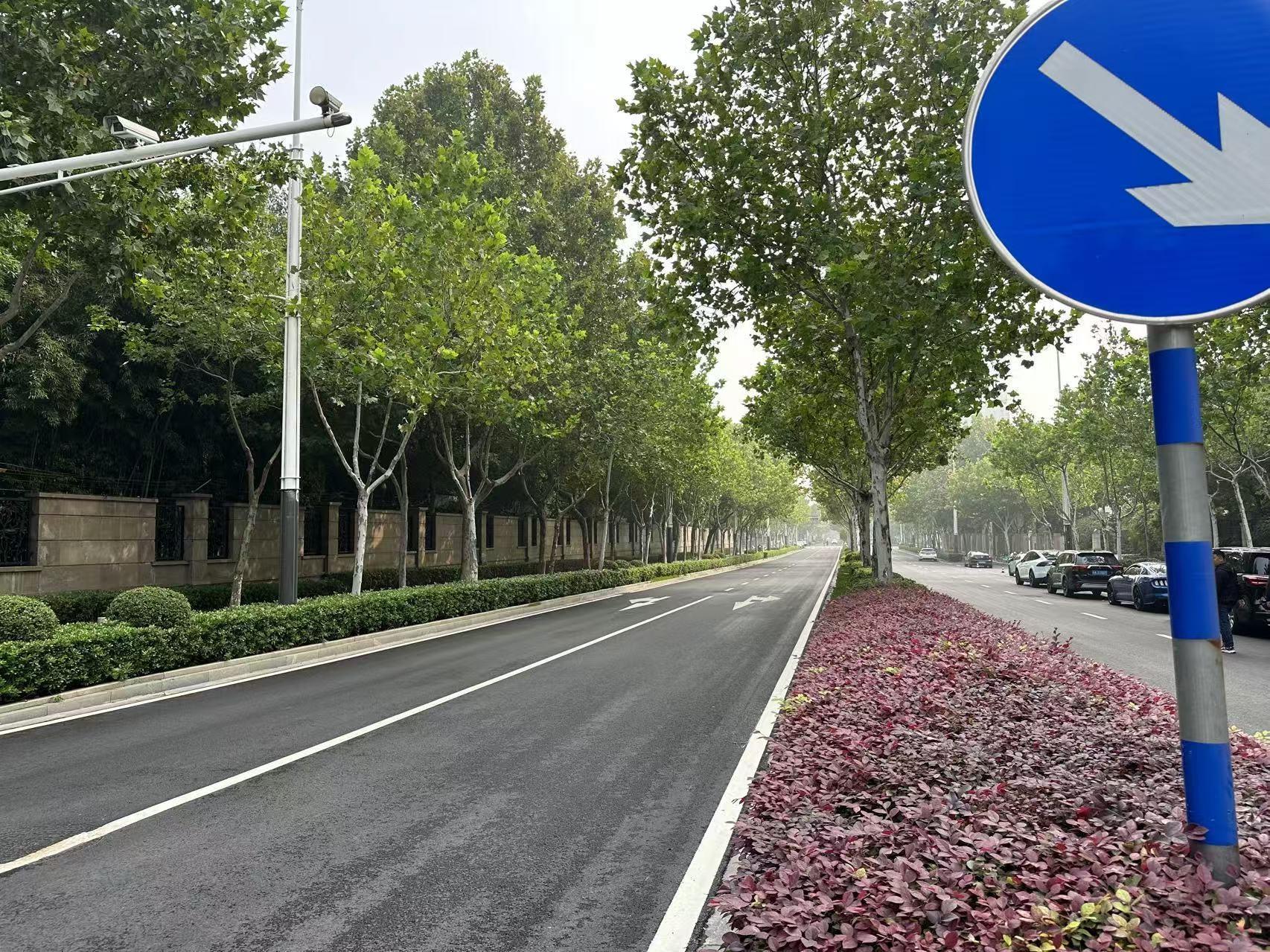 人行道抬高，乱停乱放缓解，云锦路整治一新，市民出行环境大改善  第3张